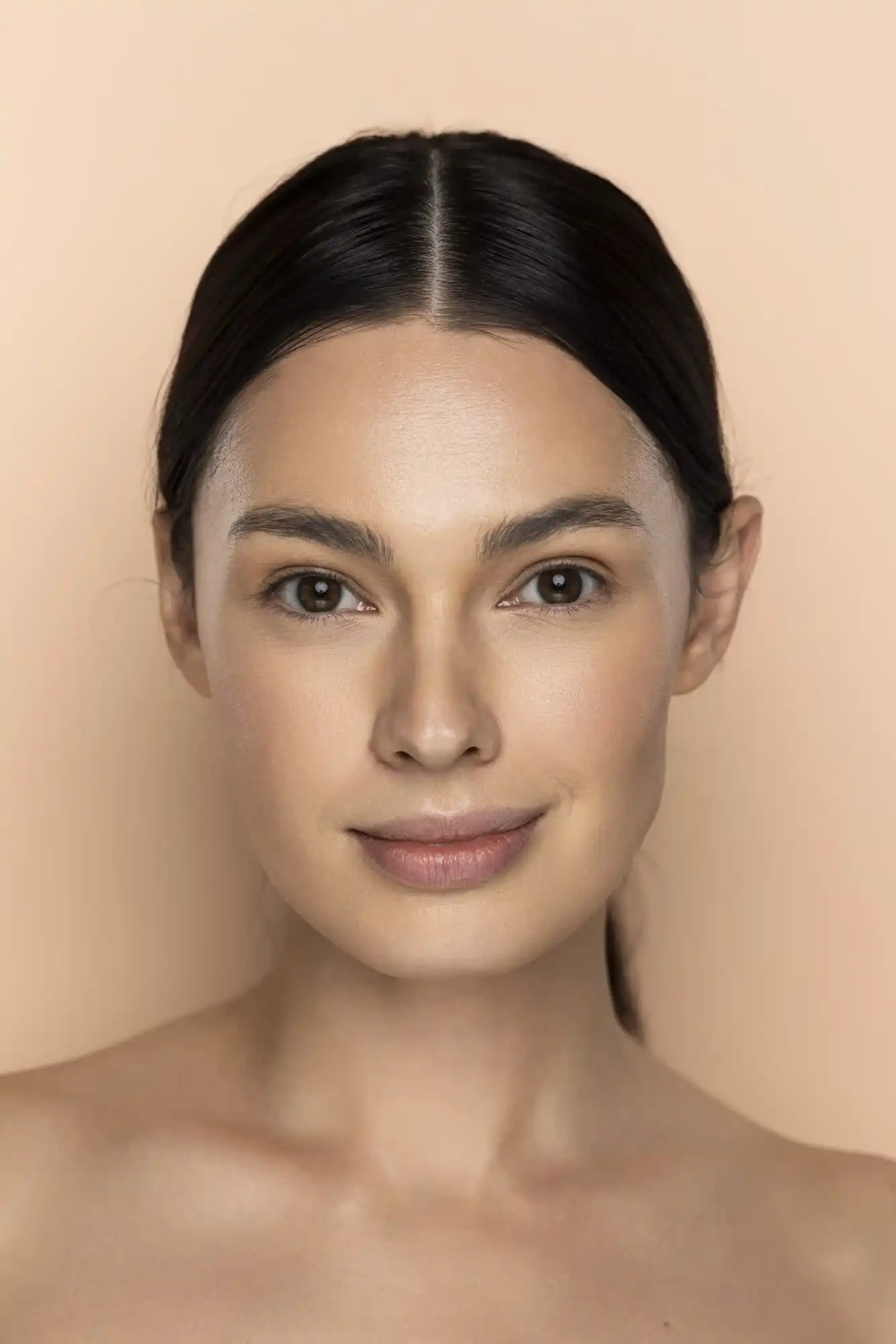 Before and after using Qualash Advanced Eyelash Serum – natural lash look